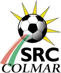 Un ballon de football classique, à la droite duquel sont disposés des triangles jaunes rappelant des rayons de soleil. Deux traits verts et rouges en bas à gauche. En dessous : l'inscription SRC Colmar