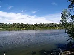 Photographie en couleurs d'un fleuve et des paysages l'environnant.