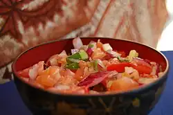 Du saumon lomi-lomi.