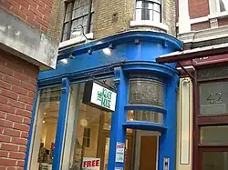 photographie montrant une devanture de magasin bleue