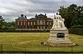 Le palais de Kensington et la statue de la reine Victoria.