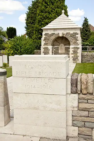 Entrée et abri avec plaque commémorative