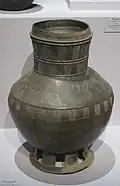 Jarre à long col, décor incisé (équidés). Grès à glaçure de cendre, H. 42 cm. Ve&nbsp;siècle. Musée national de Gyeongju