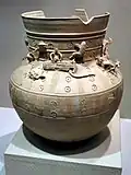 Jarre aux figurines humaines (musicien...) et animales. Ve&nbsp;siècle (Saro). Grès, H. 34&nbsp;cm. Musée national, Gyeongju