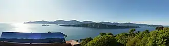 L'île de Long Island, au centre de la photo, vue depuis le sommet de Motuara ; en arrière-plan, l'île Arapaoa