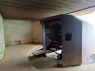 Photo de l'intérieur d'une casemate avec son canon.