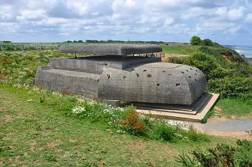 Photo d'un bunker de la Seconde Guerre mondiale en partie enterrée.