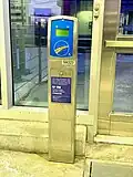 Borne de validation devant les portes à la quai 1 de la gare Longueuil–Saint-Hubert.