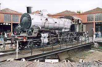 Locomotive sur le pont tournant du dépôt.