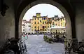 La place, depuis l'un des quatre passages y conduisant.
