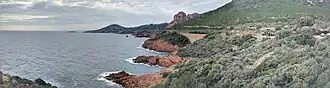 Le cap Roux vu du sud-ouest.
