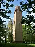 Faringdon Folly&nbsp;(en) a été construit par l'excentrique Lord Berners&nbsp;(en) sur le site du château de Faringdon&nbsp;(en). Cette tour, dans le Berkshire, et Orthanc, la tour de Saroumane à Isengard, ont toutes deux des plates-formes pour observer les étoiles à leurs sommets.
