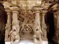 Côté sud de l'enceinte, proche de l'entrée. Vishnu Narasimha affronte et domine le démon Hiranyakashipu