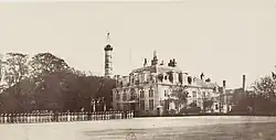 photo de 1866 montrant l'aile est de l'hôtel, pris depuis le nord.