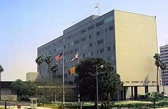 Un bâtiment carré des années 1950.