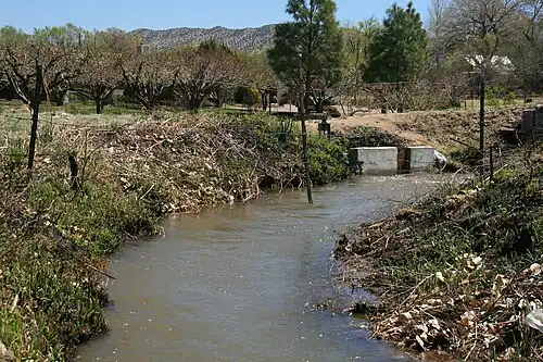 Partie non bétonnée de la séguia Los Chicos, près de Velarde, Nouveau Mexique