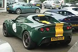 Lotus Elise peinte en BRG avec une bande jaune comme l'équipe Lotus F1 jusqu'à la fin de la saison 1967.