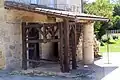Travail de maréchal-ferrant près de la mairie (août&nbsp;2011)
