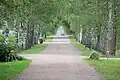 Allée de Louhisaari vue de la cour d'honneur.