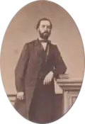 Photographie ancienne d'un homme en costume.