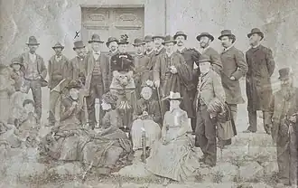 Louis Duchesne (sous la croix) à Tarquinia, en avril 1885.