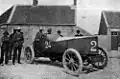 Louis Rigolly au volant de la Gobron-Brillié avec laquelle il a franchi les 100 miles par heure en juillet 1904.