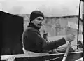 Photo de Louis Wagner au manettes d'un avion. 2e&nbsp;semaine aéronautique de Champagne (en 1910).