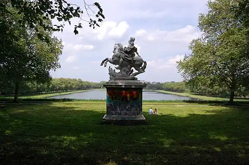 Vue arrière de la statue.