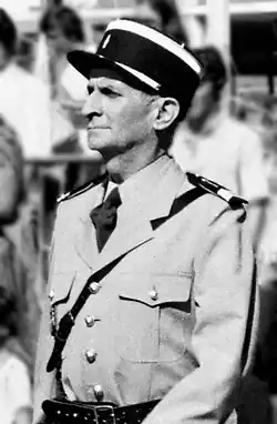 Photo en noir et blanc d'un homme d'une soixantaine d'années au visage émacié, habillé en gendarme, l'air digne, droit.