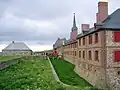 Derrière le bâtiment principal