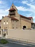 Vue ouest de l'église avec le presbytère accolé en façade (août&nbsp;2010)