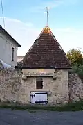 Vielle fontaine dans le village (août&nbsp;2011)