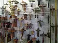 Étalage d'une boutique à Lourdes.