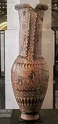 Loutrophore attribué au Peintre d'Analatos. H. 80&nbsp;cm. Danse sur le col, procession de chars biges sur la panse. Louvre