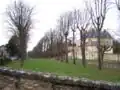 Le chemin de la Machine en direction du nord. Au premier plan, le petit pont menant à la place Ernest-Dreux.