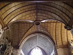 Les voûtes de la croisée du transept, ornées d'anges-blochets.