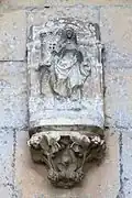 Statue au-dessus du portail.