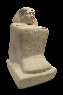 Statue cube en offrande du roi pour un employé. Abydos. V. 1790-1700. Calcaire H 45 cmXIIe dynastie. Louvre-Lens