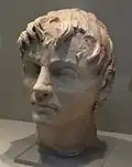 Tête de statue masculine