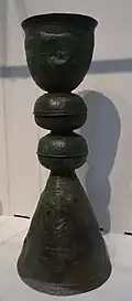 Support décoré au repoussé