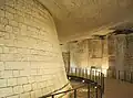 L'emplacement des douves, entre le donjon (à gauche) et le rempart séparant la haute cour de la basse cour (à droite).