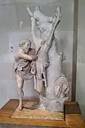 L'écorcheur rustique, marbre, œuvre romaine d'époque impériale (Ier et IIe&nbsp;siècles), copie restaurée d'un original hellénistique, musée du Louvre.