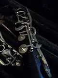 Voici le corps inférieur de la clarinette "American Professional". Remarquez qu'il n'y a que 2 clés inférieures alors qu'il y en a 4 dans le système Boehm. Il n'y a également que 2 clés latérales supérieures alors qu'il y en a 3 dans la clarinette si♭ moderne.