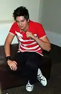 Le chanteur Luan Santana avec l'anneau de tucum à la main droite.