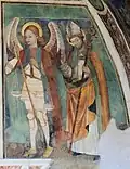 Chevet de la chapelle : saint Michel avec une lance et la balance servant à peser les âmes, saint Denis, à droite
