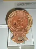 Lucernaire romain du Ier&nbsp;siècle trouvé à Municipium Vrbs Victrix Osca, l'actuelle Huesca, qui dénote de la forte romanisation de la vallée de l'Èbre.