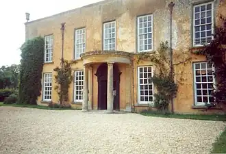 Photo. Façade principale et entrée d'un petit manoir
