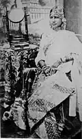 Fille en gharara.