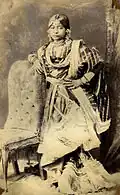 Femme lucknowi en gharara.