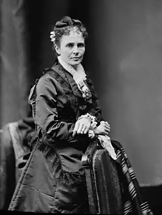 Photographie d'une femme âgée portant un robe
